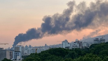 Izrael mal zabiť ďalšieho vplyvného iránskeho vojenského vodcu. Naďalej útočí na západe krajiny
