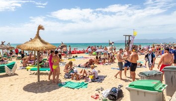 Tvrdý trest pre turistov: Ubudne až pätina ležadiel. Obyvateľom populárnej destinácie došla trpezlivosť