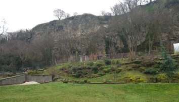 Nočná dráma v Leviciach. Muž mal zhodiť expriateľku z úskalia Kalvárie, padala desiatky metrov