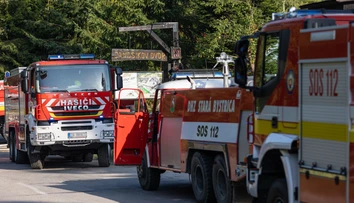 Veľký požiar v okrese Trnava. V areáli družstva zasahujú hasiči