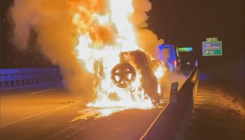 Raper Rytmus zverejnil zábery svojho horiaceho auta. Vybuchlo počas jazdy