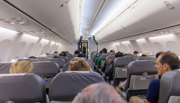 Smrť na palube lietadla. Mŕtvu pasažierku viezli 13 hodín, cestujúci cítili zápach