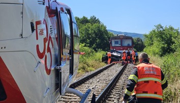 Tragická zrážka auta s vlakom. Vodička (†43) nehodu neprežila