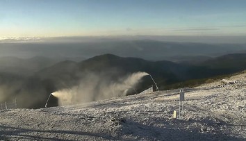 Dobrá správa pre lyžiarov. V Tatranskej Lomnici a na Chopku už zasnežujú zjazdovky