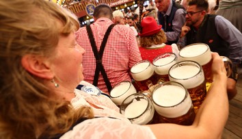 Liter piva tam stojí 16 eur. Na Oktoberfest pricestovali ľudia z celého sveta