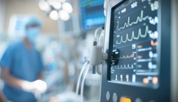 Lekár podozrivý zo zneužívania pacientiek pod narkózou. Obeťami údajne boli aj maloleté dievčatá