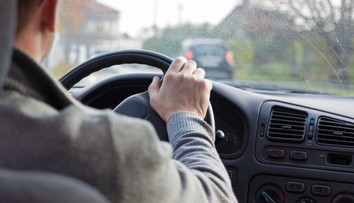 Chystáte sa na dlhú cestu autom, no býva vám nevoľno? Poradíme, čo pomôže