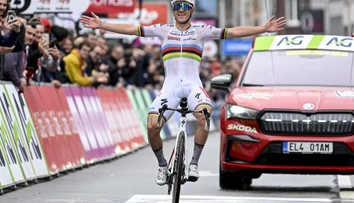 Majster sveta zničil súperov a vyhral najstaršie preteky histórie. Pogačar na zemi a so zlomeninou