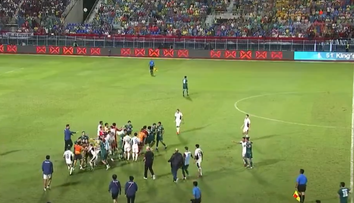 VIDEO: Najskôr strelil víťazný gól, potom nebezpečne fauloval. Hrdina zápasu vyvolal hromadnú bitku