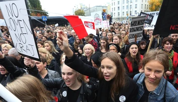 Poľky odeté v čiernom dnes protestujú. Chcú mať právo na potrat
