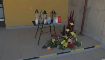 Spred školy v Staškove zmizli policajné autá a pásky. Pred vchodom vzniklo pietne miesto