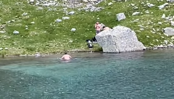 VIDEO: Zaplával si v plese a spokojne sa vrátil na breh. Video z Tatier poburuje ľudí