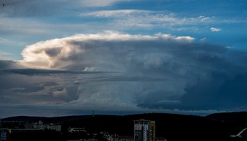 K nášmu územiu sa valia búrky a silný vietor. Hrozia aj supercely