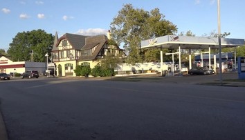 Chlapec (11) na čerpacej stanici zbraňou omráčil vodiča, následne mu spolu s matkou ukradli auto