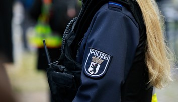 Muži zákona si s ním nevedeli dať rady. Výtržník v Nemecku odhryzol policajtke časť ucha
