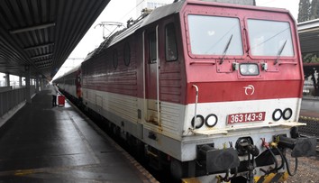 Surový útok vo vlaku do Malaciek: Kopance, päste a zlomený nos. Terčom len 17-ročná Sofia