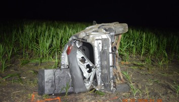 Tragická nehoda na juhu Slovenska: Auto sa niekoľkokrát prevrátilo, narazilo do stromu. Mladá žena (†25) zahynula