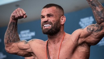 Bil sa so zlomenou rukou. Attila by ma musel zabiť, aby vyhral. Je čas na „smažák“, vravel federálny šampión