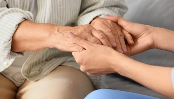 Každý tretí senior zažíva osamelosť. Odborníčka upozorňuje, čo môže spôsobiť jeho zdraviu
