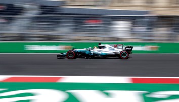 Hamilton prekonal Sennu a doťahuje sa na Schumachera