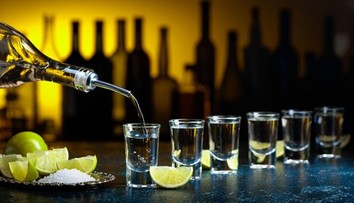 Po 14 panákoch spadla zo schodov. Súd jej priznal obrovské odškodné: Nemali jej nalievať