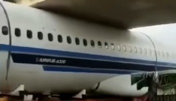 VIDEO: Robotníci nevedeli, ako vyslobodiť zaseknuté lietadlo. Vyriešili to jednoducho