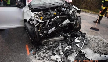 Vážna nehoda pri Brezne. Auto sa zrazilo s jeleňom a čelne vrazilo do ďalšieho vozidla, hlásia ťažko zranených