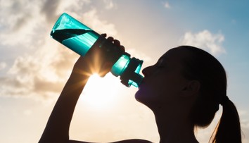 Odborníčka radí, ako si vytvoriť návyk a nezabúdať na pitný režim počas letných horúčav