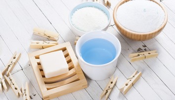 Používate prací prostriedok len na pranie? Zmeňte to a využite ho v domácnosti aj inak