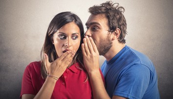 Klebetia muži viac ako ženy? Prieskum ukázal, ako sme na tom