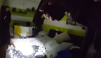 VIDEO: Muž sa mal vyhrážať expartnerke. Policajti ho našli ukrytého pod posteľou