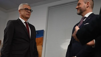 Všetky prieskumy sa zhodujú. Až na jeden, ktorý ukázal prstom na jasného favorita (+ súhrn)