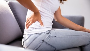 Jarné upratovanie môže skončiť bolesťou chrbta. Fyzioterapeutka radí, ako sa jej vyhnúť