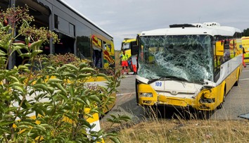 Vážna nehoda u susedov. Čelná zrážka dvoch autobusov si vyžiadala desiatky zranených