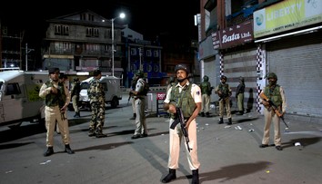 V Kašmíre zaviedli zákaz vychádzania. Zablokovali internet aj mobilné siete