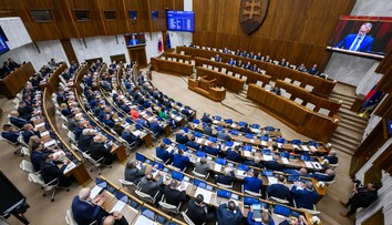 Nečakaný krok koalície. Hlasovanie o rušení Úradu na ochranu oznamovateľov sa odkladá