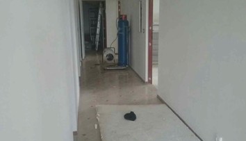 Prespával vo firme, pretože nemal kde bývať. Ráno ho našli mŕtveho