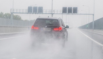 Diaľnica D1 pri Púchove bola pre niekoľko dopravných nehôd neprejazdná