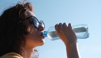 Pozor na prehriatie počas horúčav. Ohrození sú najmä seniori, deti a tehotné ženy