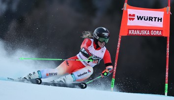 Riskantná jazda sa jej vyplatila, obrovský slalom ovládla Camille Rastová. Shiffrinová ostala mimo pódia
