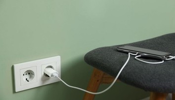Nabíjanie mobilu môže byť smrteľne nebezpečné. Týchto chýb sa dopúšťajú mnohí Slováci