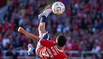 VIDEO: Nožničky spoza šestnástky, azda ešte krajší však strelila žena. Pozrite si góly roka 2025 podľa FIFA