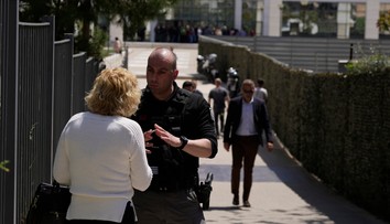 FOTO: Polícia po streľbe v Aténach zadržala 89-ročného muža. Motív útoku zostáva nejasný
