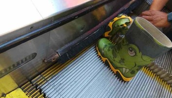 Chlapcovi sa zasekla noha v eskalátore. Pred vážnym zranením ho zachránila pohotová reakcia otca