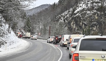 Silný vietor aj padajúce skaly. Cestári upozorňujú na riziká na niektorých úsekoch