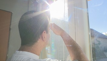 Zabíja ho slnko, no túžil prežiť aspoň jediný deň ako zdravé dieťa. Cudzí ľudia mu nezištne splnili sen