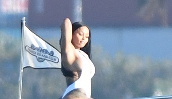 Blac Chyna v tango plavkách. Silikónový zadok rozpleštila na zábradlí