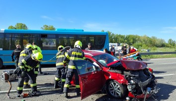 FOTO: Veľká nehoda autobusu a áut pri Piešťanoch. Hlásia zranených, na mieste zasahujú všetky zložky
