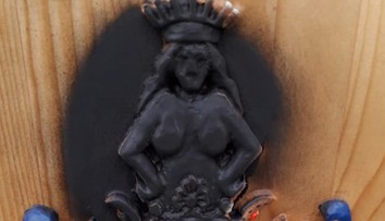 Zneuctili erb Veľkých Kozmáloviec, niekomu sa nepáčil odhalený dekolt