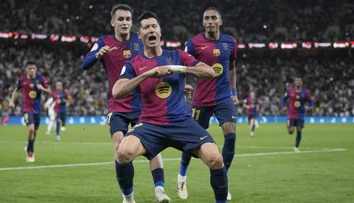 Real schytal výprask nehodný finále. Superpohár berie napriek červenej karte Barcelona